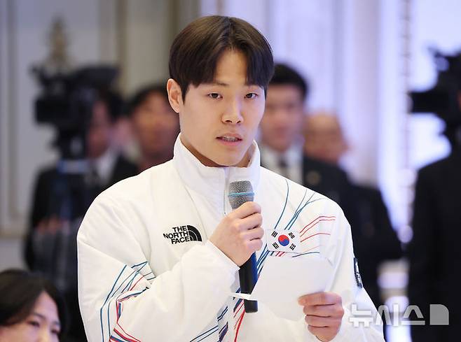 [서울=뉴시스] 고범준 기자 = 스켈레톤 정승기가 5일 청와대 영빈관에서 열린 2026 밀라노·코르티나담페초 동계올림픽 선수단 격려 오찬에서 대표 발언을 하고 있다. 2026.03.05. photo@newsis.com