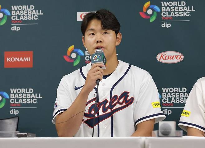 [서울=뉴시스] 2026 월드베이스볼클래식(WBC)에 나서는 소형준이 4일 일본 도쿄돔에서 열린 대회 공식 기자회견에서 체코전 선발 투수로 나서는 각오를 전하고 있다. (사진=요미우리 신문사 제공) 2026.03.04.