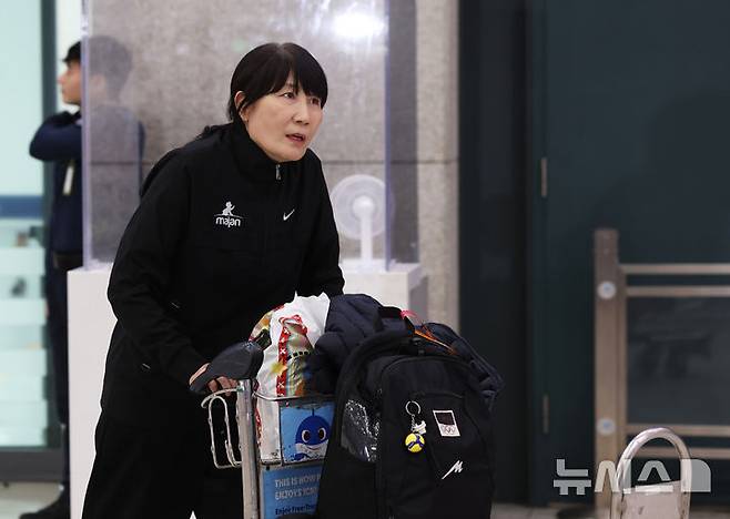 [인천공항=뉴시스] 김진아 기자 = 중동 상황 악화로 급거 귀국한 이도희 이란 여자배구 국가대표팀 감독이 5일 오후 인천국제공항 제1터미널을 통해 귀국하고 있다. (공동취재) 2026.03.05. photo@newsis.com