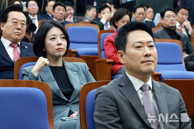 [서울=뉴시스] 고승민 기자 = 국민의힘 장동혁 대표와 배현진 의원이 23일 서울 여의도 국회에서 열린 의원총회에 참석하고 있다. 2026.02.23. kkssmm99@newsis.com