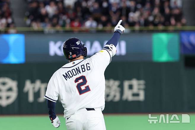 [도쿄=뉴시스] 권창회 기자 = 5일 일본 도쿄돔에서 열린 2026 WBC 조별리그 C조 1차전 한국과 체코와의 경기, 1회말 1사 주자 만루 한국 문보경이 만루홈런을 친뒤 그라운드를 돌고 있다. 2026.03.05. kch0523@newsis.com