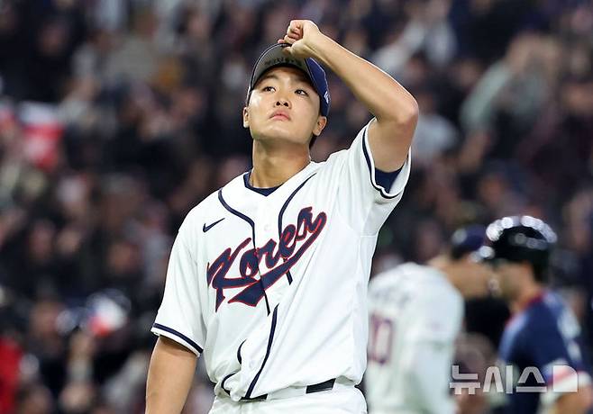 [도쿄=뉴시스] 권창회 기자 = 5일 일본 도쿄돔에서 열린 2026 WBC 조별리그 C조 1차전 한국과 체코와의 경기, 5회초 1사 1,2루 한국 정우주가 체코 바브라에게 3점 홈런을 허용당하고 있다. 2026.03.05. kch0523@newsis.com