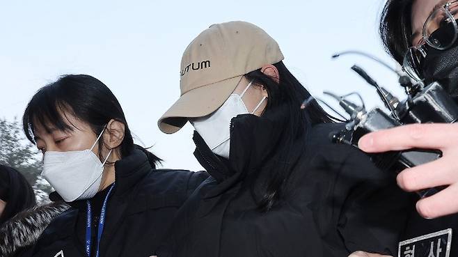 서울 강북구 수유동 모텔에서 남성 2명을 숨지게 한 혐의를 받는 20대 여성 김모씨가 지난달 12일 서울북부지법에 영장실질심사를 받기 위해 출석하고 있다. 연합뉴스