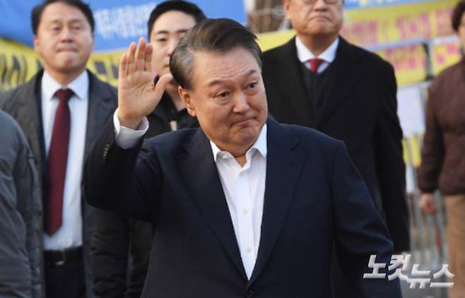 법원의 구속 취소 결정에 검찰이 항고를 포기하면서 석방된 윤석열 대통령이 8일 오후 경기 의왕 서울구치소에서 나와 지지자들에게 인사를 하고 있다. 의왕=황진환 기자