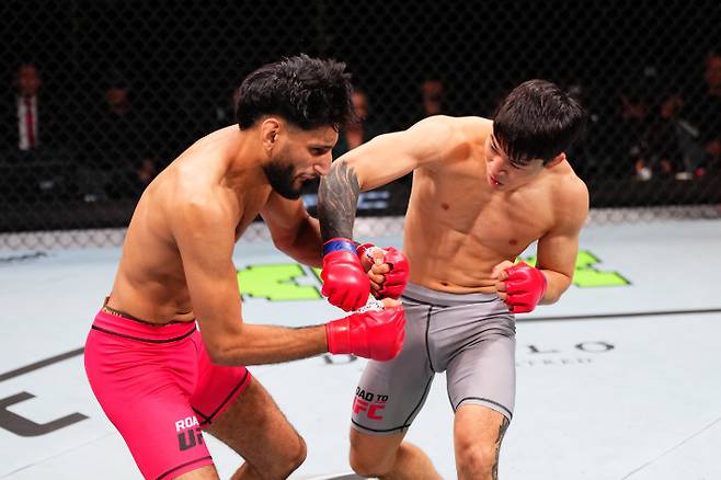 최동훈(사진 오른쪽)의 ROAD TO UFC 시즌3 대회 때 모습. UFC 제공