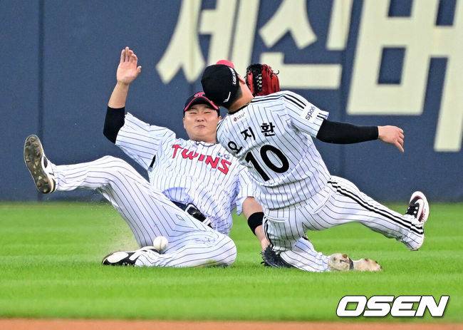 [OSEN=잠실, 지형준 기자] 28일 오후 서울 잠실야구장에서 ‘2023 신한은행 SOL KBO리그’ LG 트윈스와 삼성 라이온스의 경기가 열렸다.4회초 1사 2루에서 LG 이재원과 오지환이 삼성 이병헌의 우전 안타 타구를 놓치고 있다. 2023.09.28 /jpnews@osen.co.kr
