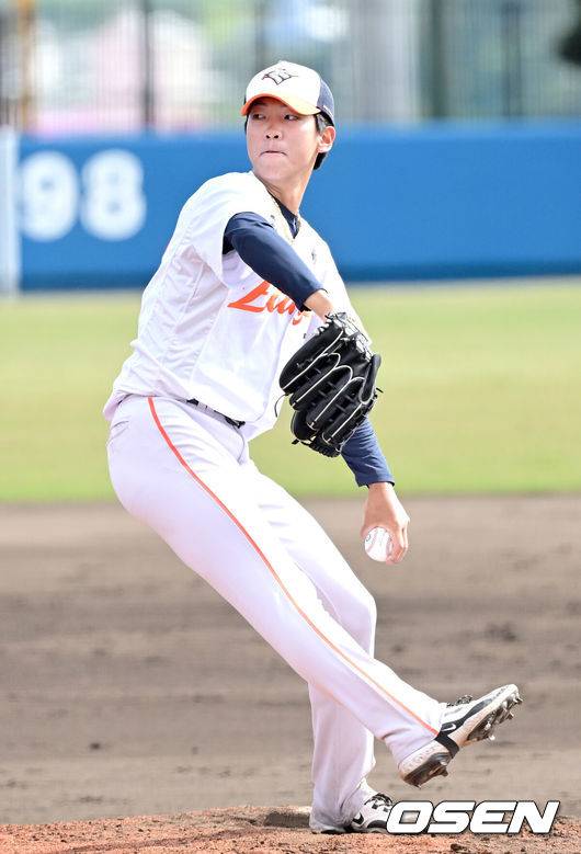 [OSEN=오키나와(일본), 최규한 기자] 2026 WBC(월드베이스볼클래식)를 준비하는 대한민국 야구 대표팀이 21일 오후 일본 오키나와 고친다 구장에서 프로야구 한화 이글스와 연습경기를 펼쳤다. 야구 대표팀은 오키나와에서 국내 팀들과 6차례 연습경기를 치르며 전력을 끌어올릴 예정이다.7회초 마운드에 오른 한화 투수 황준서가 힘차게 공을 뿌리고 있다. 2026.02.21 / dreamer@osen.co.kr