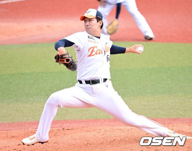 [OSEN=오키나와(일본), 최규한 기자] 2026 WBC(월드베이스볼클래식)를 준비하는 대한민국 야구 대표팀이 23일 일본 오키나와 가데나 야구장에서 프로야구 한화 이글스와 연습경기를 펼쳤다. 야구 대표팀은 오키나와에서 국내 팀들과 6차례 연습경기를 치르며 전력을 끌어올릴 예정이다.4회초 마운드에 오른 한화 투수 권민규가 힘차게 공을 뿌리고 있다. 2026.02.23 / dreamer@osen.co.kr