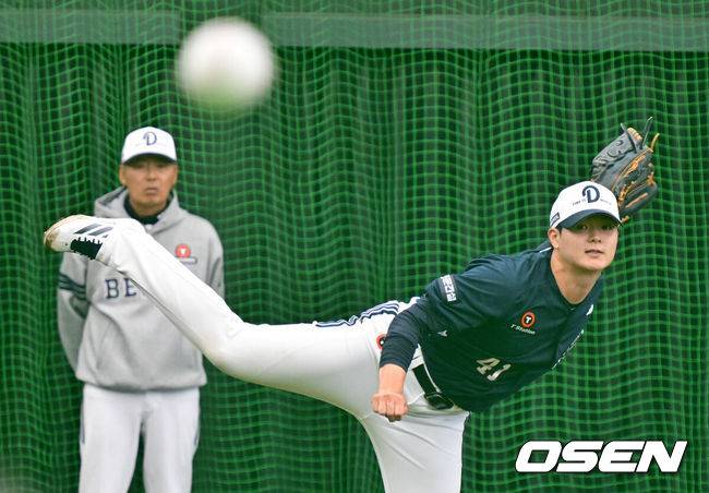 [OSEN=미야자키(일본), 지형준 기자] 27일 일본 미야자키 미야코노조 구장에서 두산 베어스가 훈련을 가졌다. 이날 예정된 일본프로야구 지바 롯데와의 구춘대회 경기는 우천으로 취소됐다.두산 김원형 감독이 서준오의 불펜 피칭을 지켜보고 있다. 2026.02.27 /jpnews@osen.co.kr