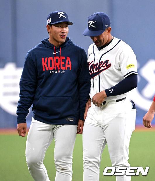 [OSEN=오사카(일본), 손용호 기자] 2일 일본 오사카 교세라돔에서 월드베이스볼클래식(WBC) 공식 연습 경기 한국 야구 대표팀과 한신 타이거스의 경기가 열렸다.우리 대표팀은 3일 같은 장소에서 오릭스 버펄로스와 연습 경기 2차전을 치른 뒤 5일 일본 도쿄돔에서 체코와 WBC 조별리그 1차전에서 격돌한다.경기에 앞서 한국 안현민, 저마이 존스가 이야기를 나누고 있다. 2026.03.02 /spjj@osen.co.kr