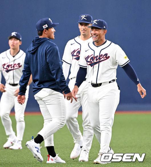 [OSEN=오사카(일본), 손용호 기자] 2일 일본 오사카 교세라돔에서 월드베이스볼클래식(WBC) 공식 연습 경기 한국 야구 대표팀과 한신 타이거스의 경기가 열렸다.우리 대표팀은 3일 같은 장소에서 오릭스 버펄로스와 연습 경기 2차전을 치른 뒤 5일 일본 도쿄돔에서 체코와 WBC 조별리그 1차전에서 격돌한다.경기에 앞서 한국 안현민, 셰이 위트컴, 저마이 존스가 이야기를 나누고 있다. 2026.03.02 /spjj@osen.co.kr