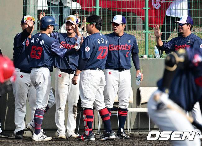 9회초 롯데 이서준이 투런포를 날리며 동료선수들과 하이파이브를 하고 있다.