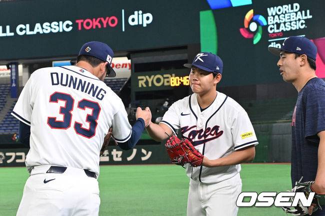 [OSEN=도쿄(일본), 손용호 기자] 34일 일본 도쿄 도쿄돔에서 월드베이스볼클래식(WBC)대회를 하루 앞두고 한국 대표팀이 공식 훈련을 가졌다.우리 대표팀은 5일 일본 도쿄돔에서 체코와 WBC 조별리그 1차전에서 격돌한다.더닝이 소형준과 그립을 가지고 이야기를 나눈후 인사를 나누고 있다. 2026.03.04 /spjj@osen.co.kr