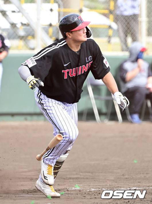 [OSEN=오키나와(일본), 최규한 기자] 1일 일본 오키나와 구시가와 야구장에서 프로야구 KT 위즈와 LG 트윈스의 연습경기가 열렸다.이날 경기에서 KT는 오원석, LG는 요니 치리노스를 선발로 내세웠다.6회초 무사 선두타자로 나선 LG 이재원이 2루타를 날리고 있다. 2026.03.01 / dreamer@osen.co.kr