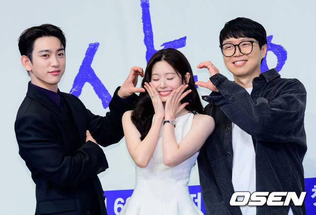 [OSEN=지형준 기자] 5일 오후 서울 구로구 더 링크호텔 서울에서 JTBC 새 금요시리즈 ‘샤이닝’ 제작발표회가 열렸다.'샤이닝'은 둘만의 세계를 공유하던 청춘들이 서로의 믿음이자 인생의 방향을 비춰주는 빛 그 자체가 되어가는 과정을 담은 드라마다.&nbsp;배우 박진영, 김민주, 김윤진 감독이 포토타임을 하고 있다. 2026.03.05 /jpnews@osen.co.kr