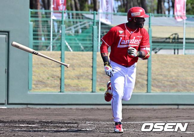 [OSEN=미야자키(일본), 지형준 기자] 28일 일본 미야자키현 오쿠라가하마소호 구장에서 SSG 랜더스와 일본프로야구 라쿠텐 골든이글스 2군과의 연습경기가 열렸다.SSG는 일본 미야자키 스프링캠프에서 연습경기 1패를 기록 중이다. 지난 25일 소프트뱅크 호크스 2군&nbsp;상대로 1.5군급 선수들이 출격한 가운데 1-9로 패했다.&nbsp;3회초 무사 만루에서 SSG 에레디아가 동점 희생플라이를 날리고 있다. 2026.02.28 /jpnews@osen.co.kr