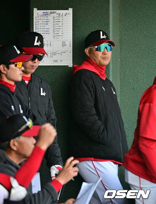 [OSEN=미야자키(일본), 지형준 기자] 28일 일본 미야자키현 오쿠라가하마소호 구장에서 SSG 랜더스와 일본프로야구 라쿠텐 골든이글스 2군과의 연습경기가 열렸다.SSG는 일본 미야자키 스프링캠프에서 연습경기 1패를 기록 중이다. 지난 25일 소프트뱅크 호크스 2군&nbsp;상대로 1.5군급 선수들이 출격한 가운데 1-9로 패했다.&nbsp;SSG 이숭용 감독이 경기를 지켜보고 있다. 2026.02.28 /jpnews@osen.co.kr