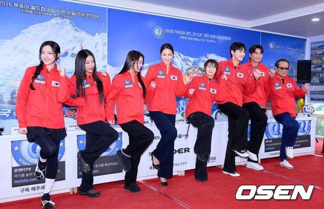 [OSEN=이대선 기자] 5일 오후 서울 영등포구 비전Q 프로덕션에서 2026 북중미 월드컵 8강 기원 히말라야 원정대 발대식이 열렸다.이준훈 단장이 기획한 이번 원정대는 산악인 엄홍길 대장, 개그맨 김병만, 전 국가대표 축구선수 이동국, 배우 예지원, 정유미, 이태환, 가수 유빈, 방송인 안현모, 박해린 등 연예인 및 체육인으로 구성되었다.박해린, 유빈, 정유미, 안현모, 예지원, 이태환, 이동국, 이준훈이 포토타임을 가지고 있다. 2026.03.05 /sunday@osen.co.kr