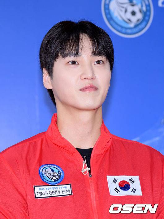 [OSEN=이대선 기자] 5일 오후 서울 영등포구 비전Q 프로덕션에서 2026 북중미 월드컵 8강 기원 히말라야 원정대 발대식이 열렸다.이준훈 단장이 기획한 이번 원정대는 산악인 엄홍길 대장, 개그맨 김병만, 전 국가대표 축구선수 이동국, 배우 예지원, 정유미, 이태환, 가수 유빈, 방송인 안현모, 박해린 등 연예인 및 체육인으로 구성되었다.배우 이태환이 포토타임을 가지고 있다. 2026.03.05 /sunday@osen.co.kr