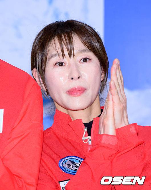 [OSEN=이대선 기자] 5일 오후 서울 영등포구 비전Q 프로덕션에서 2026 북중미 월드컵 8강 기원 히말라야 원정대 발대식이 열렸다.이준훈 단장이 기획한 이번 원정대는 산악인 엄홍길 대장, 개그맨 김병만, 전 국가대표 축구선수 이동국, 배우 예지원, 정유미, 이태환, 가수 유빈, 방송인 안현모, 박해린 등 연예인 및 체육인으로 구성되었다.배우 예지원이 포토타임을 가지고 있다. 2026.03.05 /sunday@osen.co.kr
