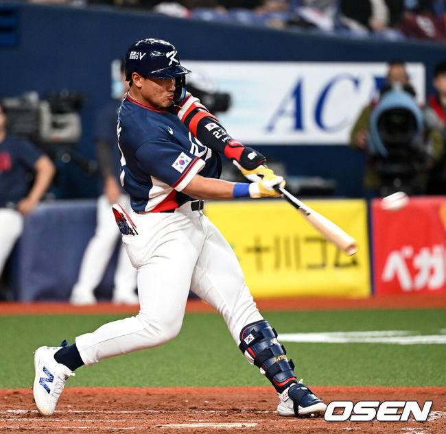 [OSEN=오사카(일본), 손용호 기자] 3일 일본 오사카 교세라돔에서 월드베이스볼클래식(WBC) 공식 연습 경기 한국 야구 대표팀과 오릭스 버팔로스의 경기가 열렸다.우리 대표팀은 연습 경기 2차전을 치른 뒤 5일 일본 도쿄돔에서 체코와 WBC 조별리그 1차전에서 격돌한다.9회초 무사에서 한국 안현민이 솔로 홈런을 치고 있다. 2026.03.03 /spjj@osen.co.kr