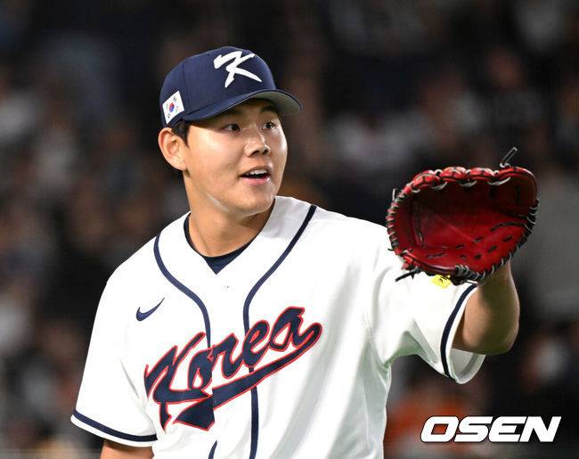 [OSEN=도쿄(일본), 손용호 기자] 5일 일본 도쿄돔에서 월드베이스볼클래식(WBC) 조별리그 C조 한국과 체코의 경기가&nbsp;열렸다.한국은 소형준, 체코는 다니엘 파디샥을 선발투수로 내세웠다.2006년 4강, 2009년 준우승을 차지한 경험이 있는 한국은 이후 3개 대회(2013년, 2017년, 2023년)에서 모두 8강 토너먼트 진출에 실패했다. 이번 대회에서는 17년 만에 본선 토너먼트 진출을 노린다.2회초 수비를 마친 한국 소형준이 미소지으며 더그아웃으로 가고 있다. 2026.03.05&nbsp;/spjj@osen.co.kr