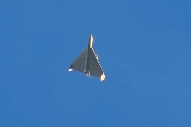 ▲러시아가 발사한 이란 샤헤드 폭발 드론이 2022년 10월 17일 우크라이나 수도 키이우의 하늘을 가로지르고 있다. ⓒAP=연합뉴스