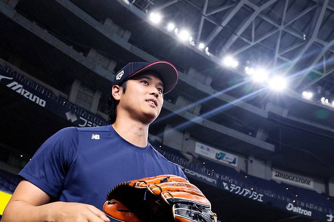 월드베이스볼클래식(WBC) 출전을 앞둔 일본 야구 대표팀 오타니 쇼헤이가 지난 1일 일본 오사카 교세라돔에서 열린 훈련에 입장하고 있다. 연합뉴스