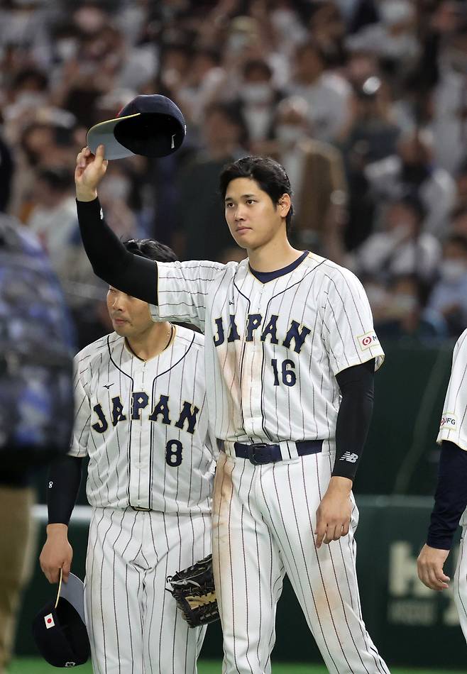 지난 2023년 3월 10일 일본 도쿄돔에서 열린 2023 월드베이스볼클래식(WBC) B조 1라운드 대한민국과 일본의 경기, 13대4 대승을 거둔 일본 대표팀 오타니 쇼헤이를 비롯한 선수들이 관중석 야구팬들에게 인사하고 있다. 뉴스1