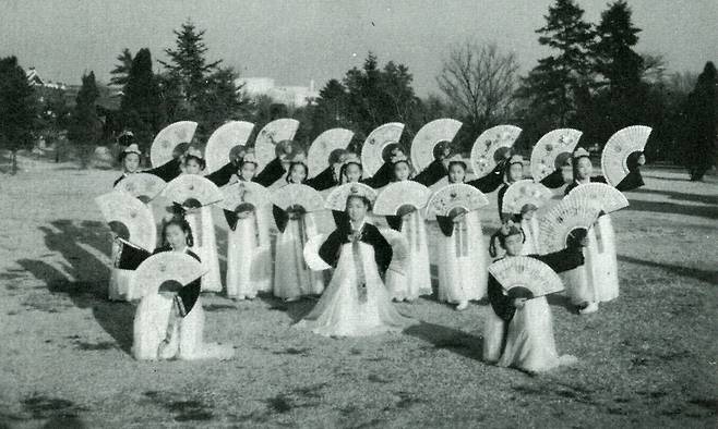 1965년 리틀엔젤스예술단 미국 공연 프로그램북에 실린 부채춤(안무 신순심) 사진. 리틀엔젤스예술단 제공