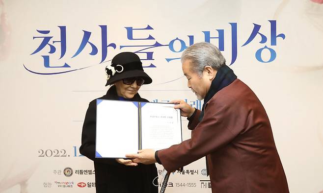 2022년 리틀엔젤스예술단 창단 60주년 기념행사에서 신순심 초대 단장(왼쪽)이 김덕수 총동문회장으로부터 ‘위대한 리틀엔젤스 스승상’을 받고 있다. 리틀엔젤스예술단 제공