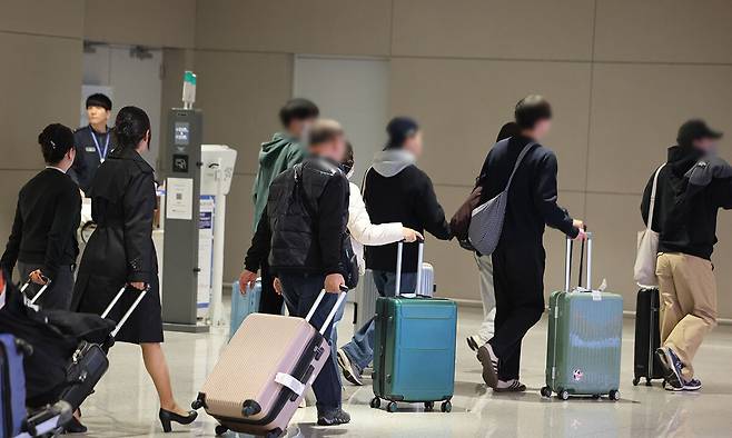 미국·이스라엘이 이란을 공격하며 중동 정세가 악화하는 가운데 5일 중동을 방문했던 여행객들이 인천국제공항 제2여객터미널을 통해 입국하고 있다. 연합뉴스