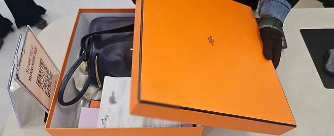 지난 주말 구구스 용산파크타워점을 찾은 고객이 판매한 에르메스 가방과 주얼리가 담긴 박스. 매입된 제품은 전문 감정팀이 2차 검수를 하고, 3차 감정팀장을 거쳐 고객에게 판매된다. 박윤희 기자