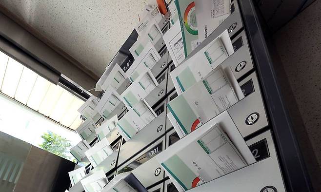 전국 아파트 평균 관리비는 ㎡당 약 3300원 수준으로 나타난다. 사진은 서울 시내 한 아파트 우편함에 관리비 고지서가 놓여있는 모습. 연합