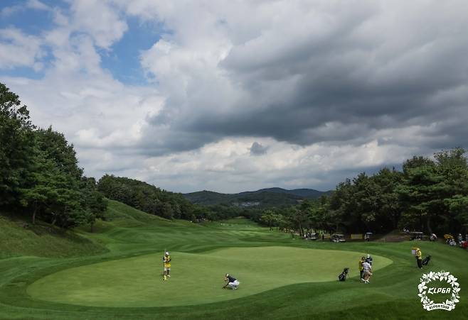 작년 KLPGA투어 메이저대회 KB금융 스타챔피언십이 열린 경기 이천시 블랙스톤GC. 대회 우승자 유현조도 4라운드 합계 9언더파를 적어 낼 만큼 코스가 어렵다.  KLPGA 제공.