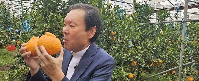 황창연 신부가 한라봉을 들고 새콤달콤하다고 이런 맛을 가장 좋아한다며 제주산 만감류 홍보 유튜브 영상을 찍고 있다. 제주 강동삼 기자