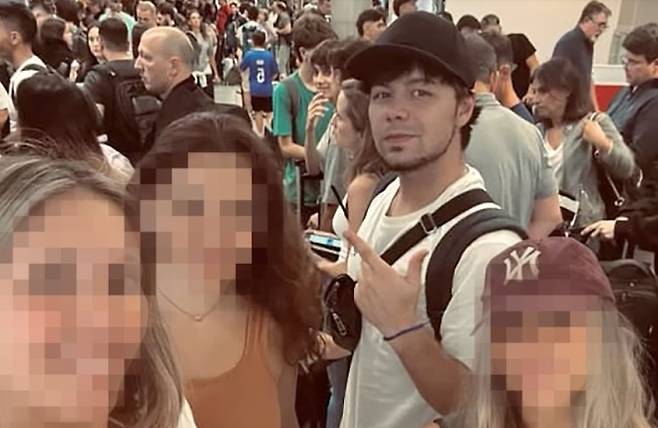 사진=항공사 마일리지 구매시스템을 해킹한 청년(모자 쓴 남자)이 해외여행 중 일행인 여성들과 함께 찍은 사진.  SNS 캡처