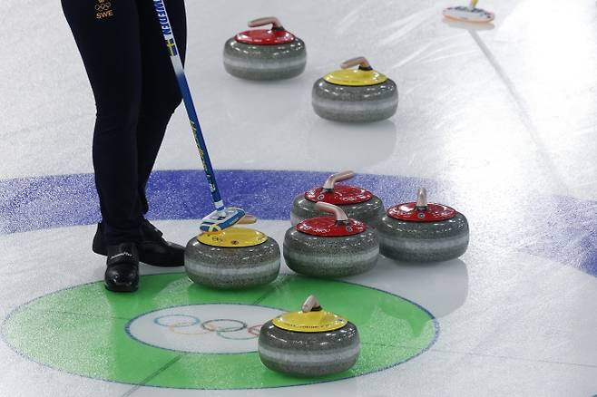 18일(현지시간) 이탈리아 코르티나담페초 컬링 올림픽 스타디움에서 열린 2026 밀라노ㆍ코르티나담페초 동계올림픽 컬링 여자 라운드로빈 한국과 스웨덴의 경기 3엔드가 종료된 상황에서 한국 스톤 2개가 득점 위치에 자리잡고 있다. 2026.2.18  코르티나담페초 연합뉴스