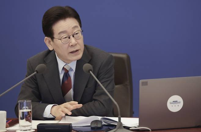 발언하는 이재명 대통령 - 이재명 대통령이 5일 청와대에서 열린 중동 상황 대응책 논의를 위한 국무회의에서 발언하고 있다. 청와대통신사진기자단