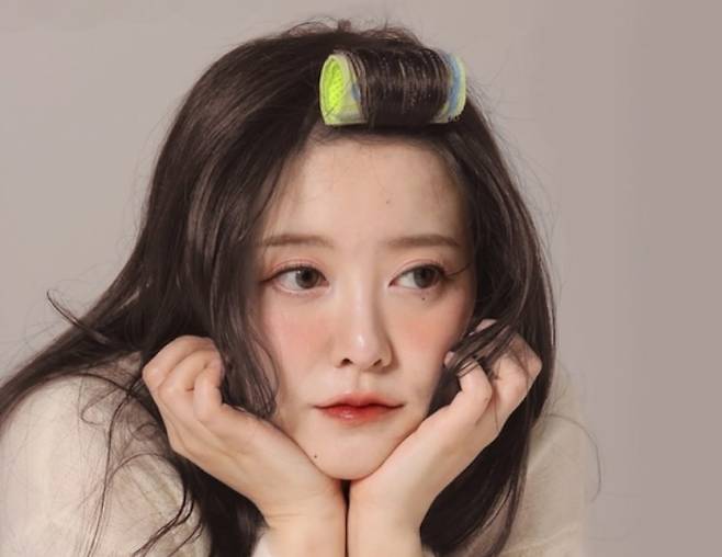 구혜선이 공개한 헤어롤 브랜드 ‘쿠롤(KOOROLL)’ 홍보 이미지. 온라인에서 다이소 제품보다 최대 13배 비싸다는 가격이 알려지며 논쟁이 이어지고 있다. 구혜선 인스타그램 캡처