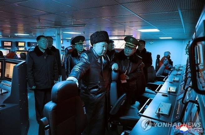 조선중앙통신은 5일 “3일부터 4일까지 이틀 동안 김 위원장이 남포조선소에 있는 구축함 ‘최현호’에 올라 해병들의 함운용훈련 실태와 함의 성능 및 작전 수행 능력 평가 시험공정을 료해(파악)했다”고 보도했다. 연합뉴스