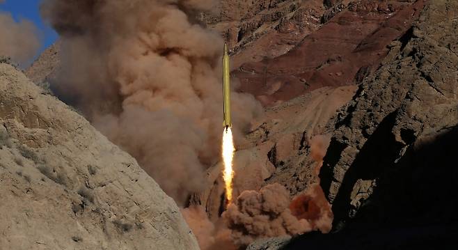 이란 혁명수비대(IRGC)가 장거리 탄도미사일 ‘카드르-H(Qadr-H)’를 시험 발사하는 모습. AP 연합뉴스