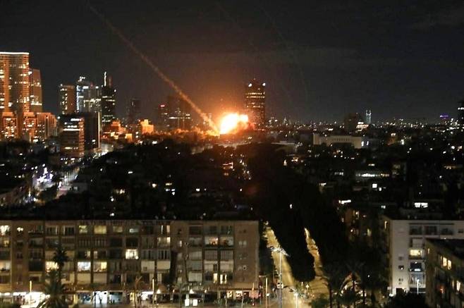 이란의 미사일 공격으로 이스라엘 텔아비브에서 건물들이 파손되는 등 피해가 발생했다. TASS 연합뉴스