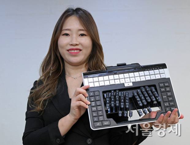 임종헌 온라인통합녹취센터 대표가 4일 서울 서초구 사무실에서 진행한 서울경제신문과의 인터뷰에서 속기용 키보드를 손에 쥐고 포즈를 취하고 있다. 성형주 기자