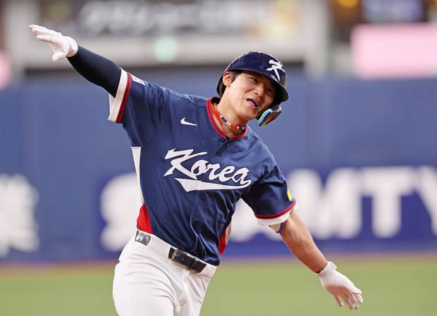 한국 야구대표팀의 김도영이 3일 일본 오사카 교세라돔에서 열린 월드베이스볼클래식(WBC) 평가전 일본 프로야구 오릭스 버팔로스와의 경기에서 3점 홈런을 친 뒤 세레머니를 하고 있다. 연합뉴스