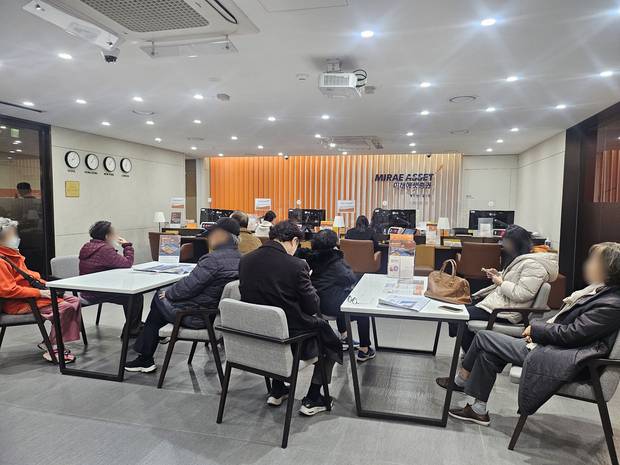 3일 미래에셋증권 투자센터 압구정점을 찾은 고객들이 순서를 기다리고 있다. 평일 오후인데도 불구하고 주식 투자 상담과 주식 계좌 개설을 문의하려는 고객들로 붐볐다. 사진=윤지영 기자