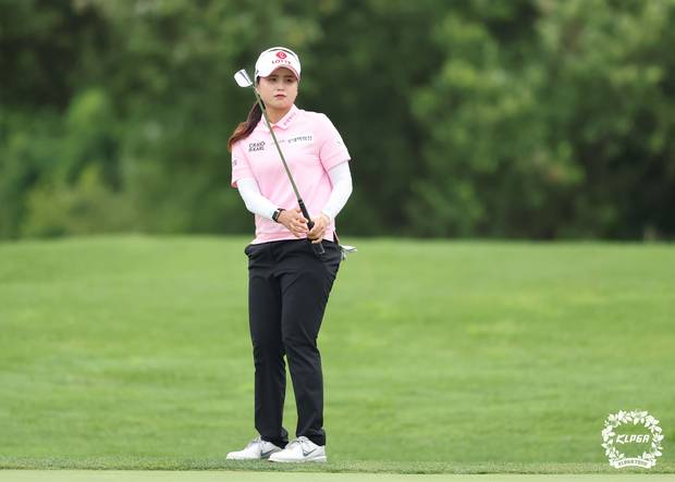 퍼팅한 뒤 공을 바라보고 있는 최혜진. 사진 제공=KLPGA