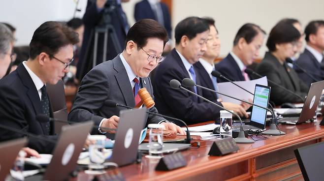 이재명 대통령이 5일 청와대에서 열린 중동 상황 대응책 논의를 위한 국무회의 개회선언을 하고 있다. ⓒ청와대통신사진기자단