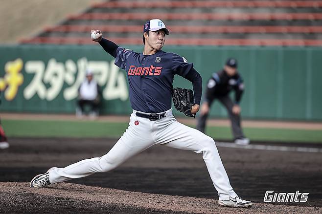 롯데 윤성빈이 1일 일본 미야자키 미야코노조구장서 열린 지바롯데전서 역투하고 있다. 사진제공|롯데 자이언츠