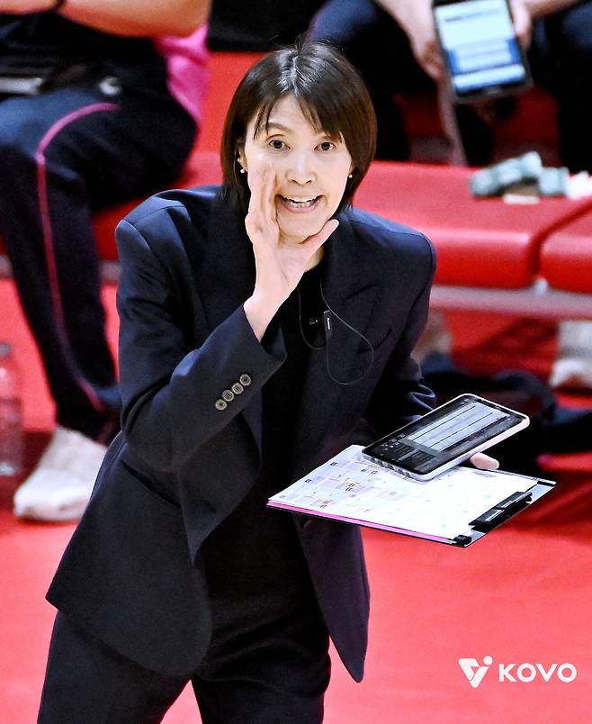 요시하라 흥국생명 감독(사진)은 5일 수원체육관서 열릴 현대건설과 원정경기를 앞두고 주포 레베카를 향해 분발을 요구했다. 사진제공│KOVO